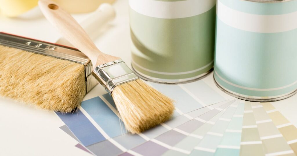 カラーチャートと壁塗りの道具