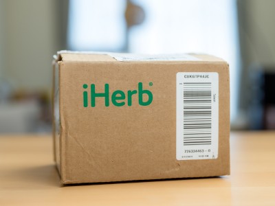 iHerbの段ボール箱